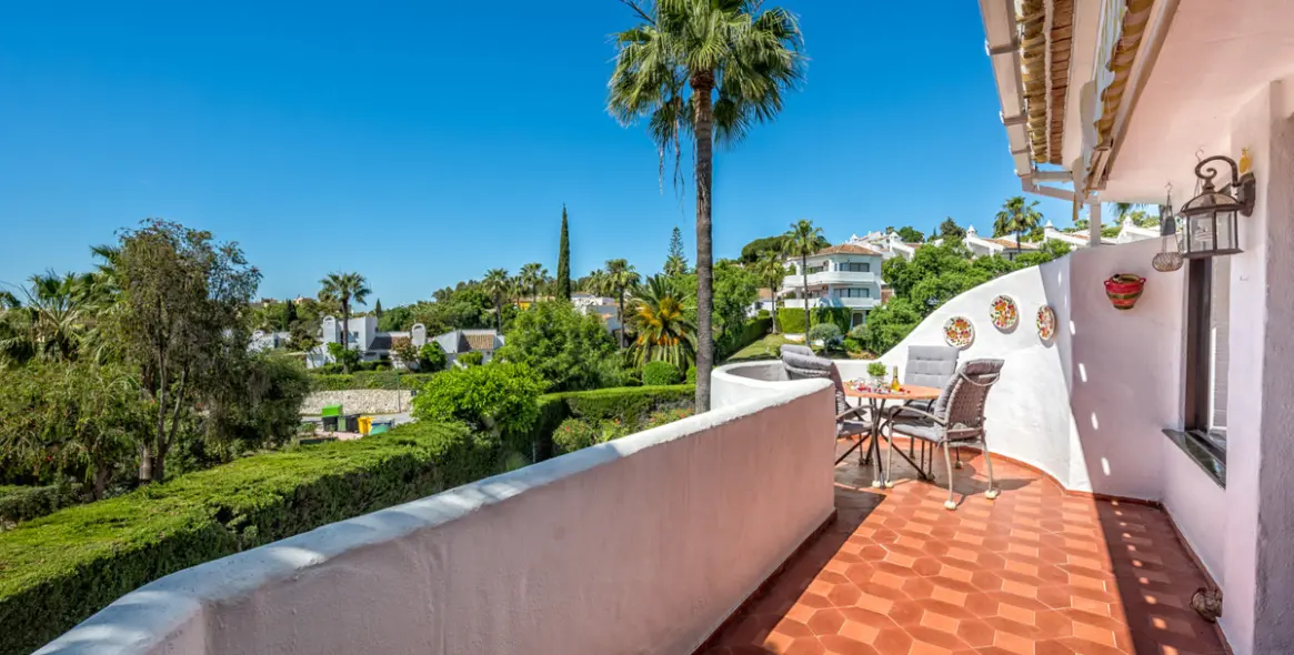 Краткосрочная аренда апартаментов на среднем этаже в Calahonda 14