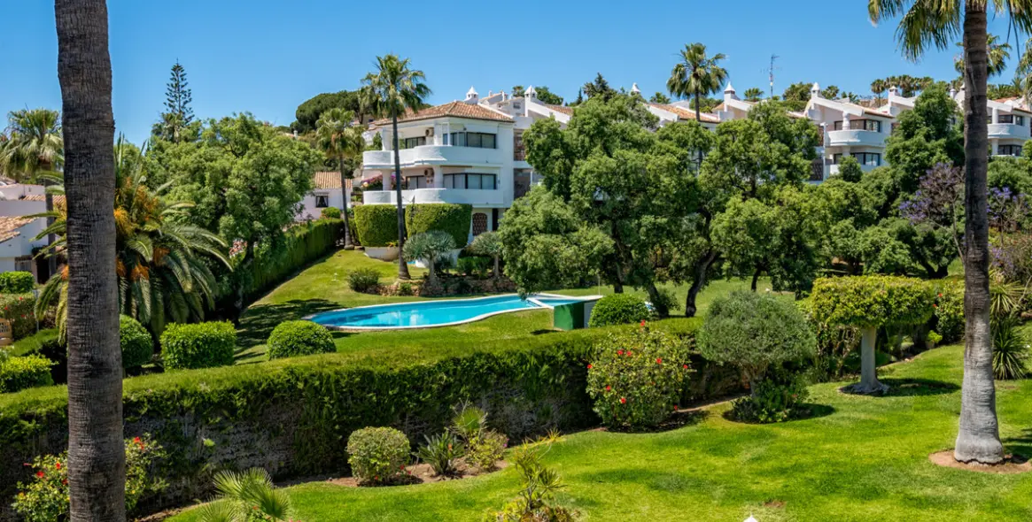 Краткосрочная аренда апартаментов на среднем этаже в Calahonda 18