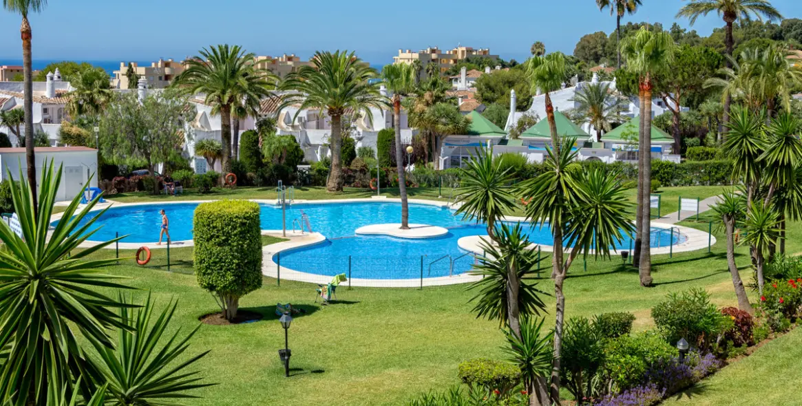 Краткосрочная аренда апартаментов на среднем этаже в Calahonda 2