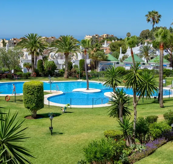 Краткосрочная аренда апартаментов на среднем этаже в Calahonda