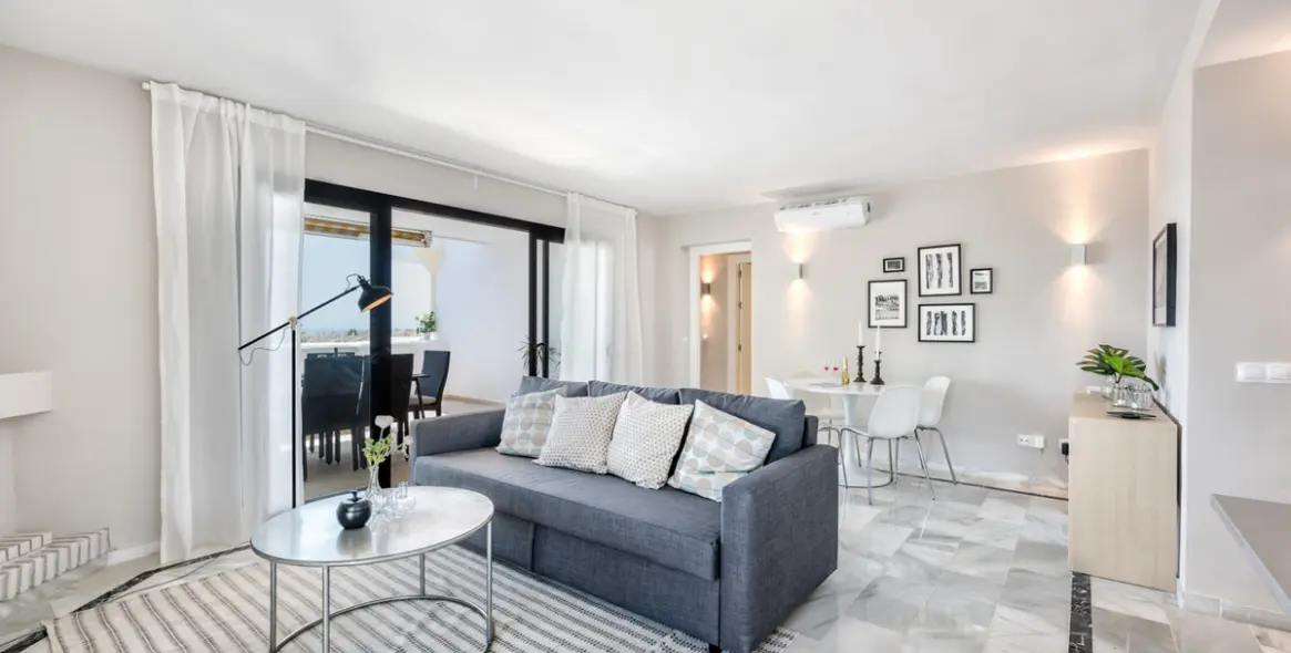 Short-term rent of penthouse in Calahonda 5