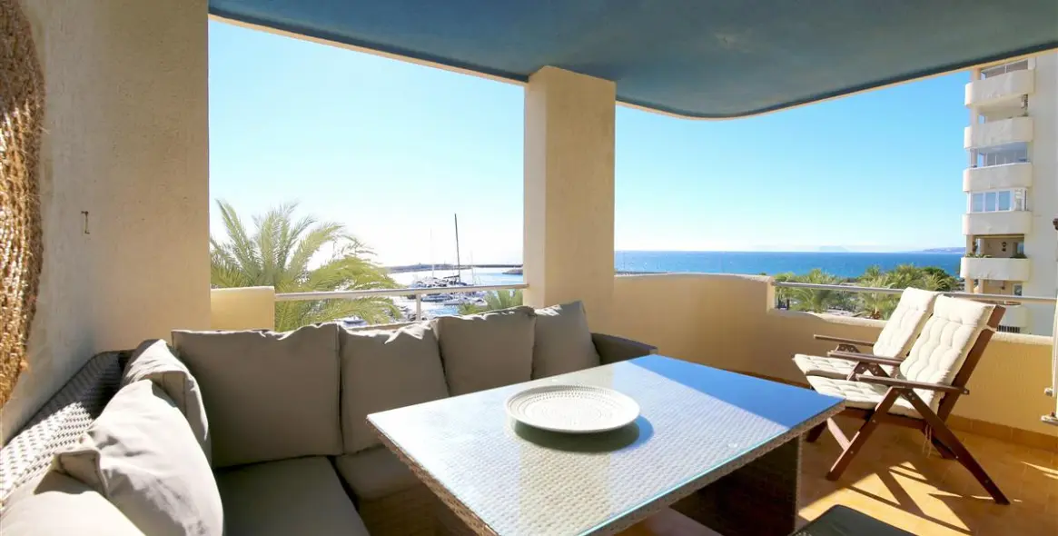 Short-term rent of middle floor apartment in Estepona 1