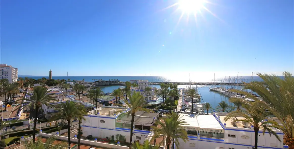 Short-term rent of middle floor apartment in Estepona 2