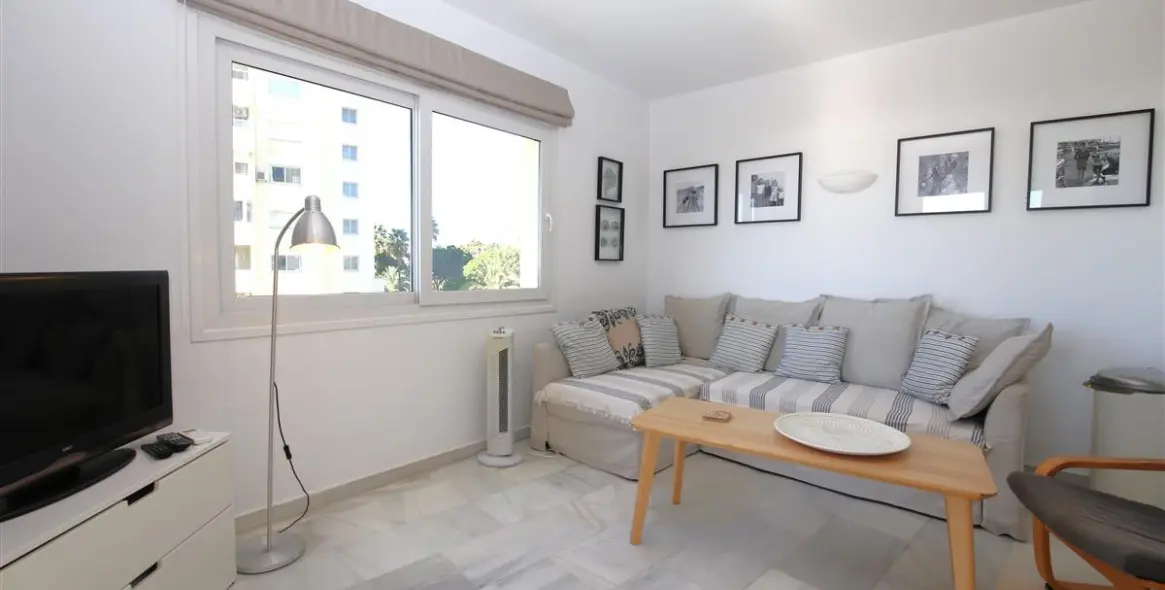 Short-term rent of middle floor apartment in Estepona 3