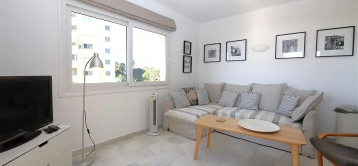 Short-term rent of middle floor apartment in Estepona 2