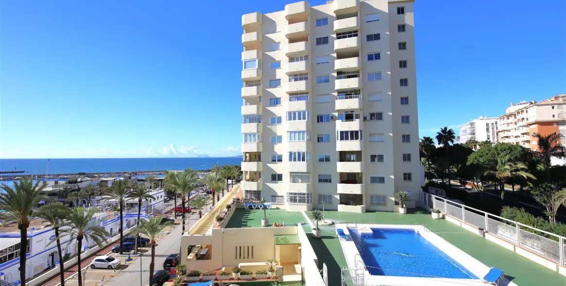 Short-term rent of middle floor apartment in Estepona 8