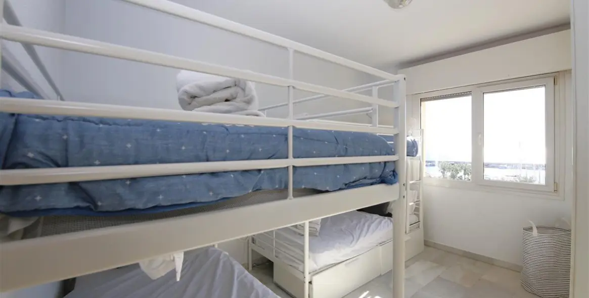 Short-term rent of middle floor apartment in Estepona 11