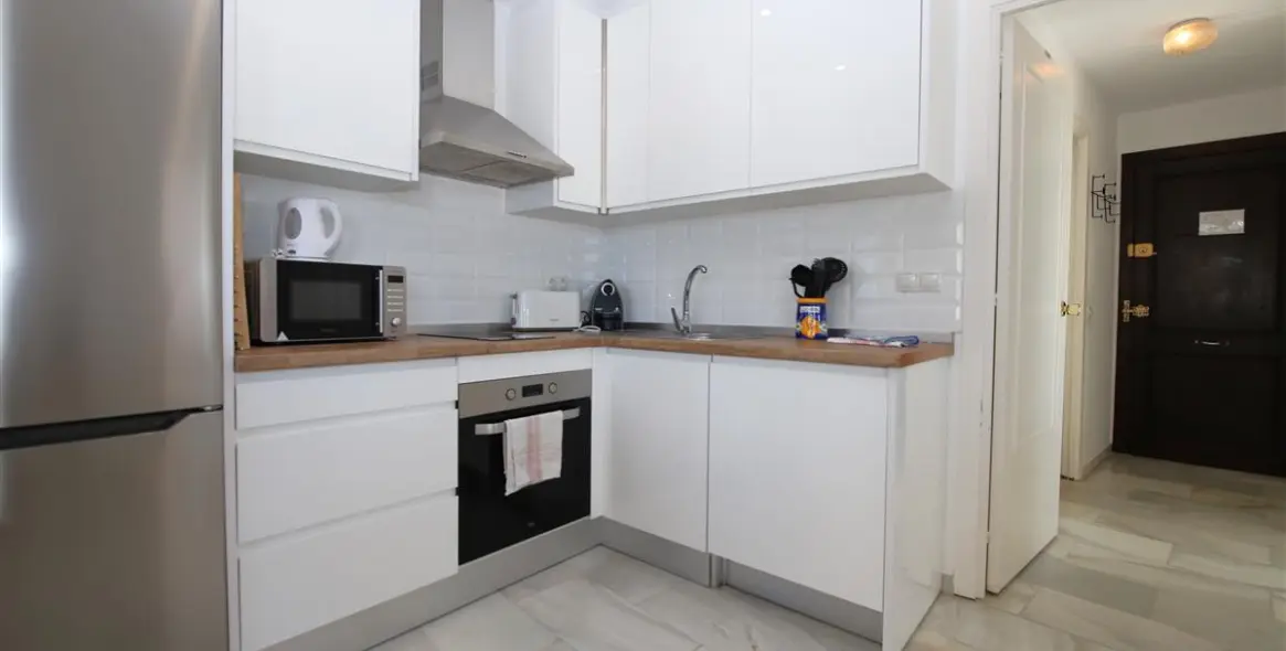 Short-term rent of middle floor apartment in Estepona 4