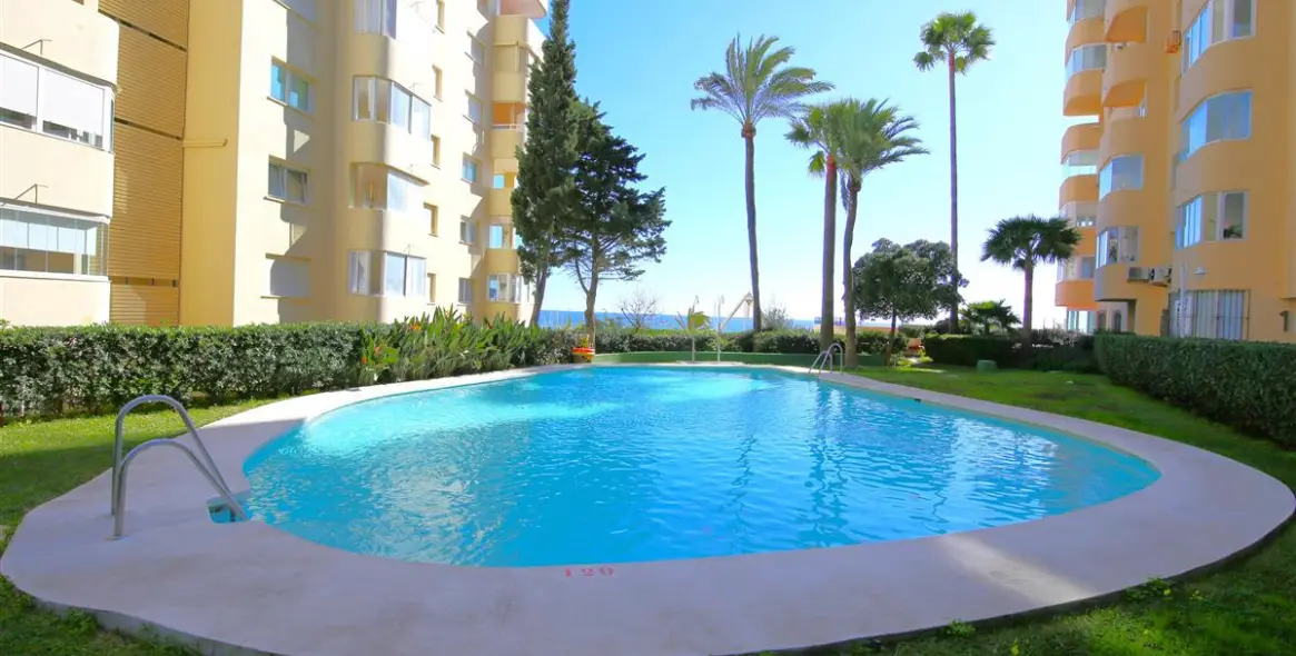 Short-term rent of middle floor apartment in Estepona 24