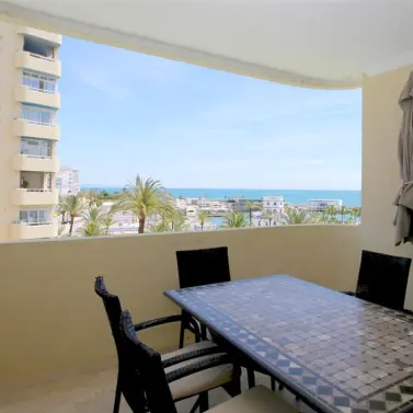 Краткосрочная аренда апартаментов на среднем этаже в Estepona