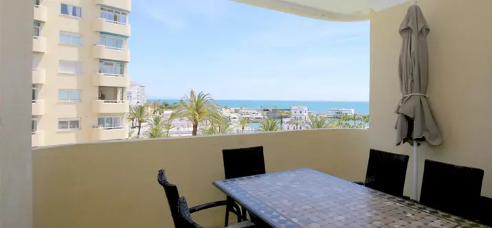 Краткосрочная аренда апартаментов на среднем этаже в Estepona 0
