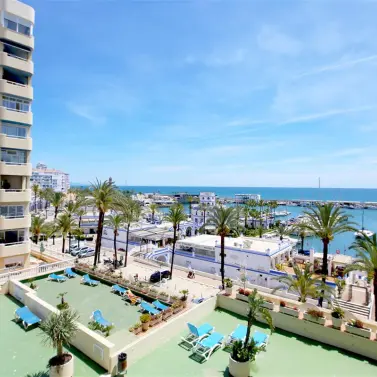 Краткосрочная аренда апартаментов на среднем этаже в Estepona