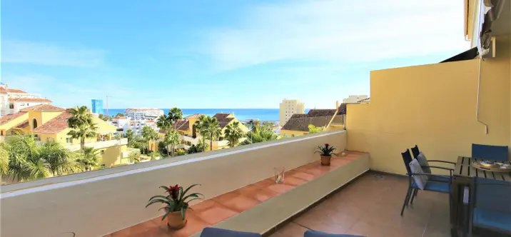 Краткосрочная аренда апартаментов на среднем этаже в Estepona 0