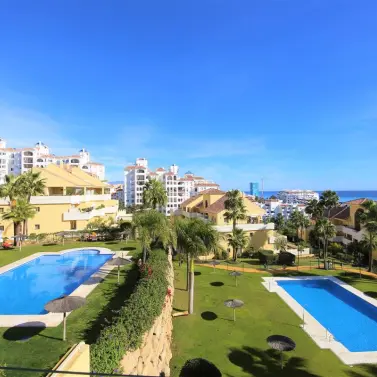Краткосрочная аренда апартаментов на среднем этаже в Estepona