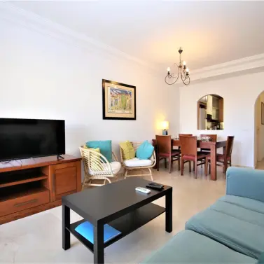 Краткосрочная аренда апартаментов на среднем этаже в Estepona