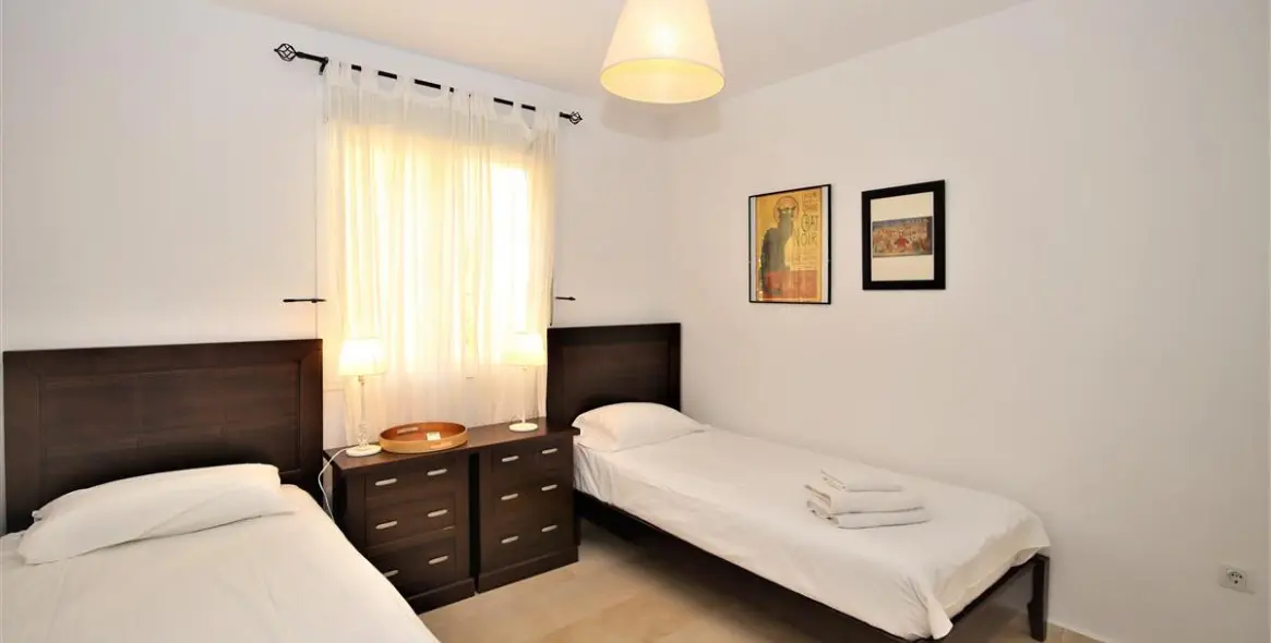 Краткосрочная аренда апартаментов на среднем этаже в Estepona 5