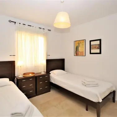 Краткосрочная аренда апартаментов на среднем этаже в Estepona