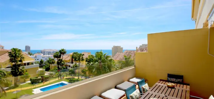 Краткосрочная аренда апартаментов на среднем этаже в Estepona 0