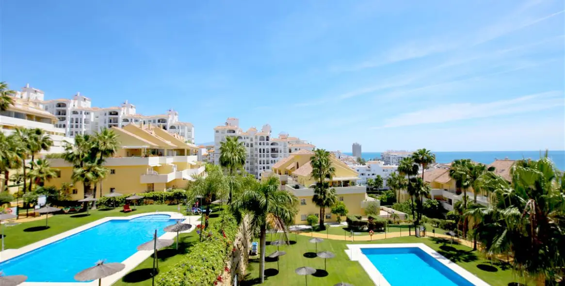 Alquiler a corto plazo de apartamento en planta media en Estepona 2