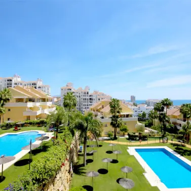 Краткосрочная аренда апартаментов на среднем этаже в Estepona