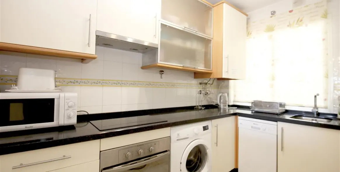 Alquiler a corto plazo de apartamento en planta media en Estepona 5