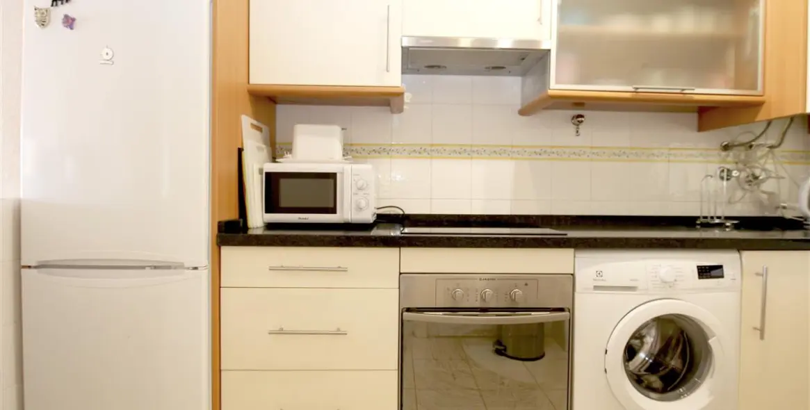 Alquiler a corto plazo de apartamento en planta media en Estepona 6