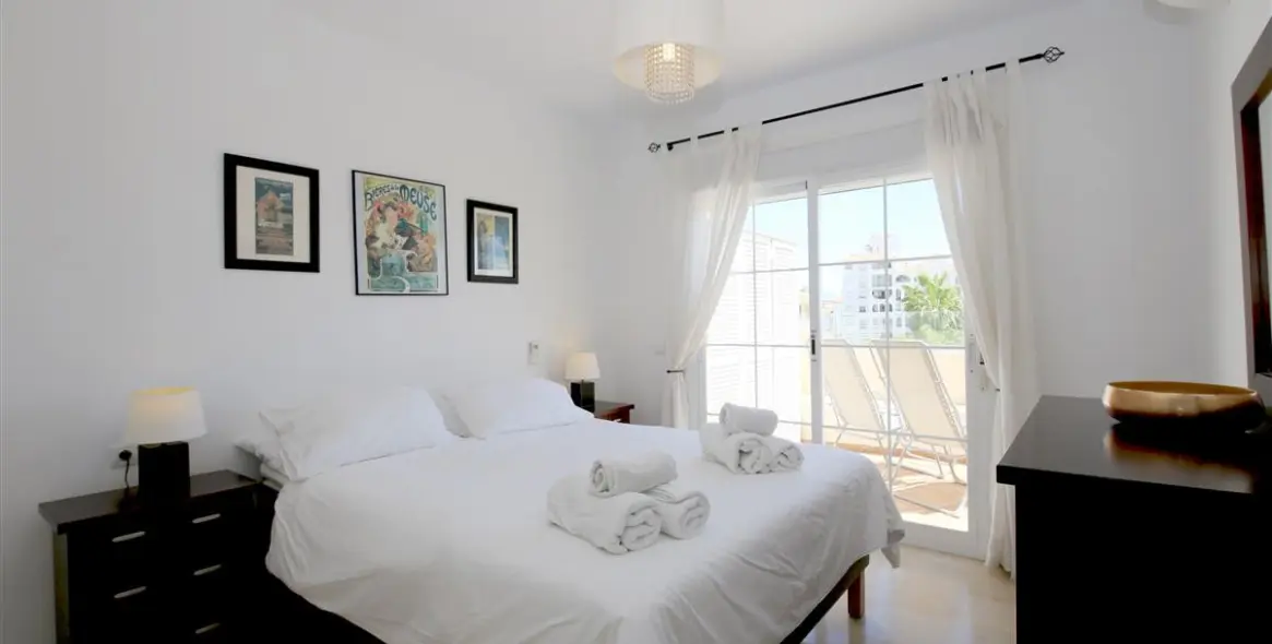 Alquiler a corto plazo de apartamento en planta media en Estepona 10
