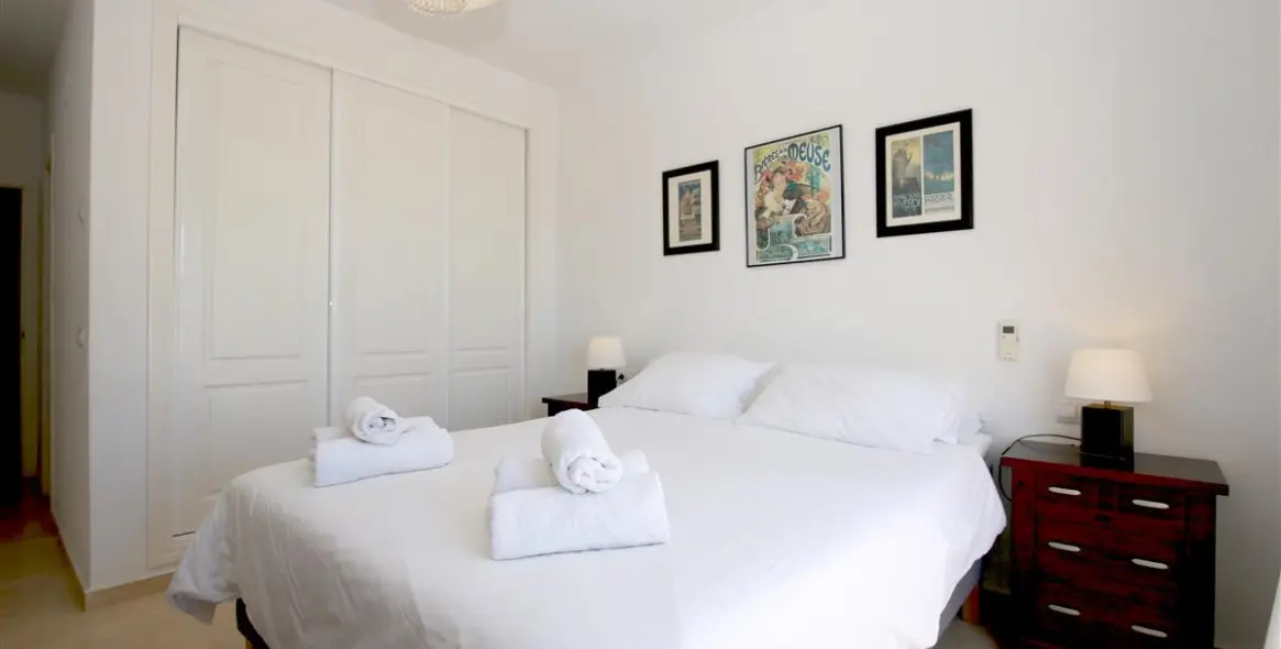 Alquiler a corto plazo de apartamento en planta media en Estepona 11