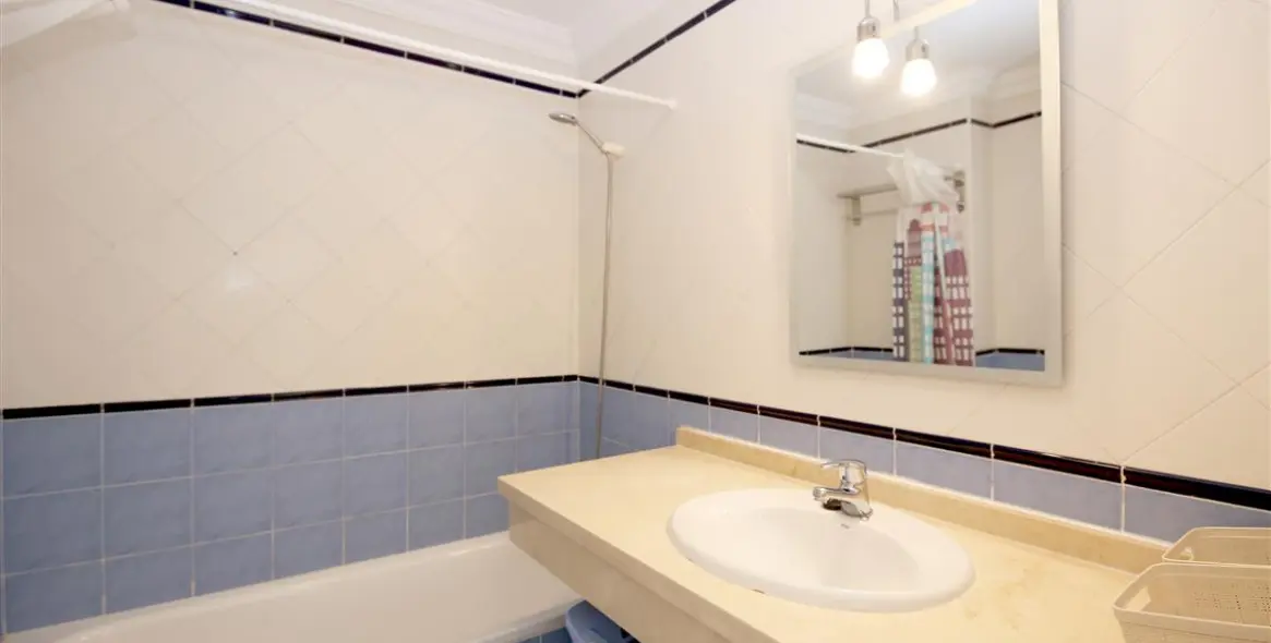 Alquiler a corto plazo de apartamento en planta media en Estepona 12