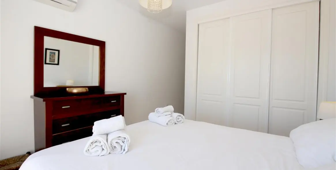 Alquiler a corto plazo de apartamento en planta media en Estepona 13