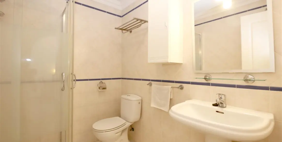 Alquiler a corto plazo de apartamento en planta media en Estepona 16