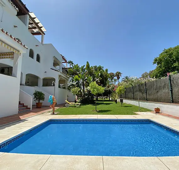 Short-term rent of middle floor apartment in Elviria