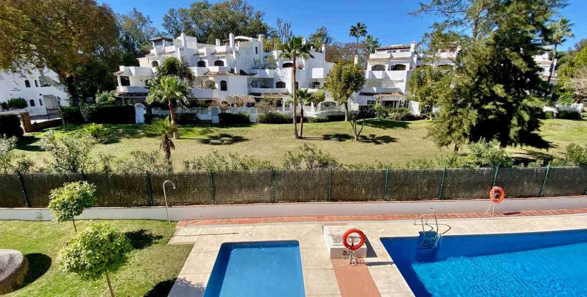 Short-term rent of middle floor apartment in Elviria 9
