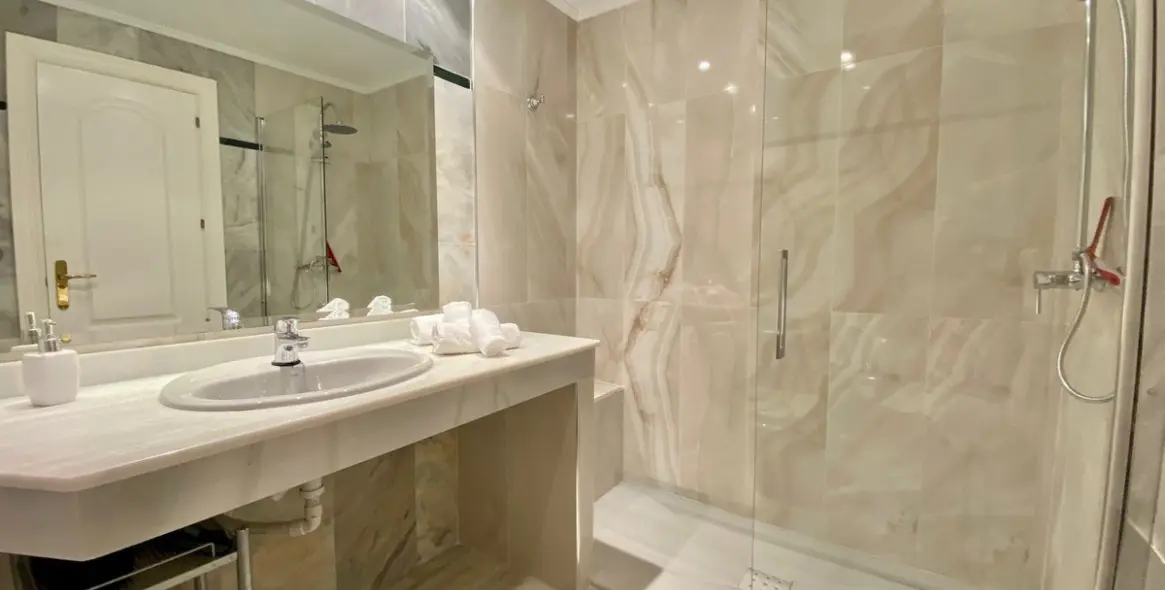 Short-term rent of middle floor apartment in Elviria 15