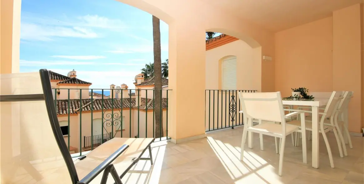 Short-term rent of middle floor apartment in Estepona 1