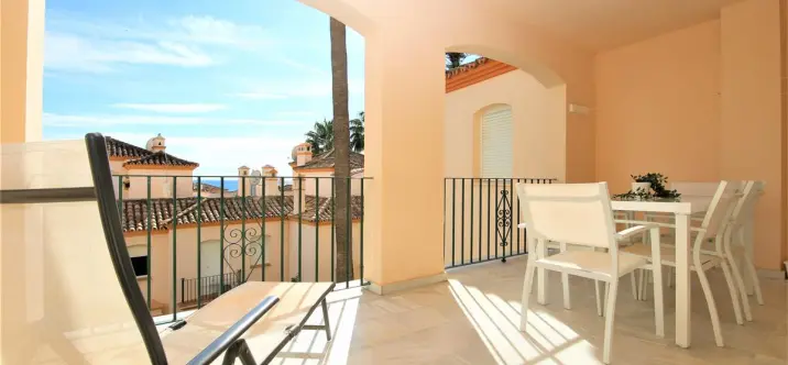 Short-term rent of middle floor apartment in Estepona 0