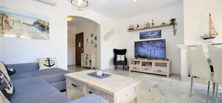 Short-term rent of middle floor apartment in Estepona 1