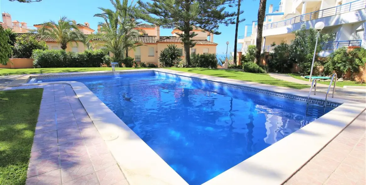 Short-term rent of middle floor apartment in Estepona 3