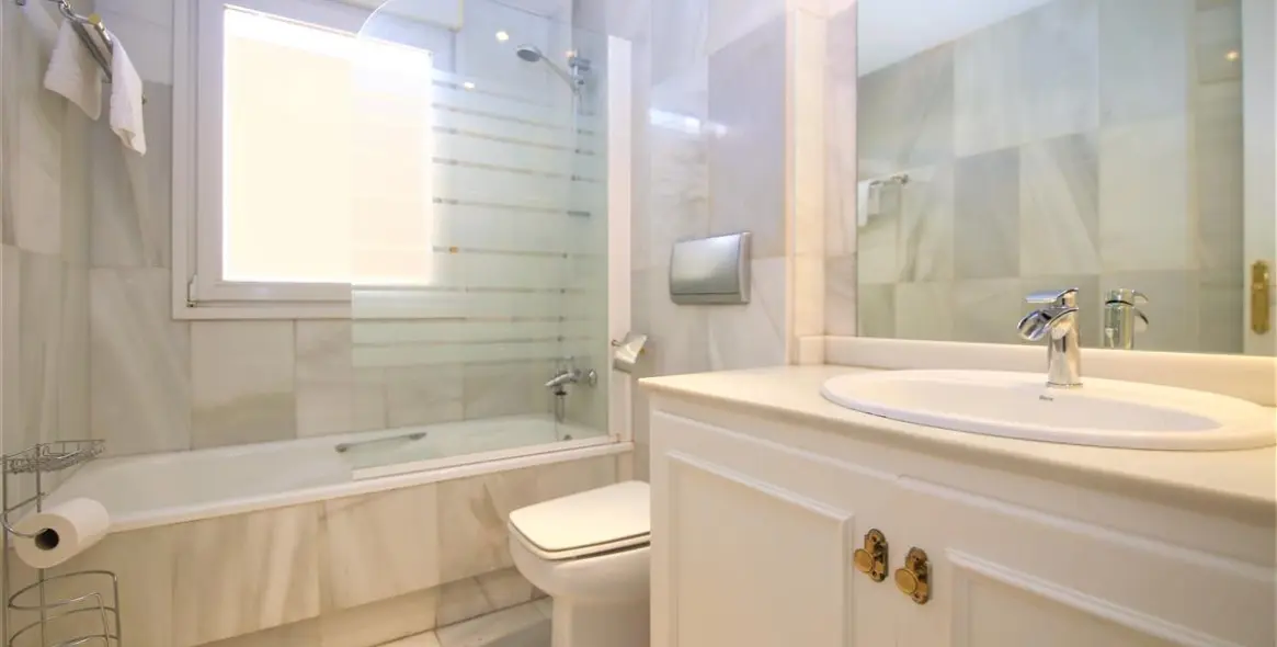 Short-term rent of middle floor apartment in Estepona 12