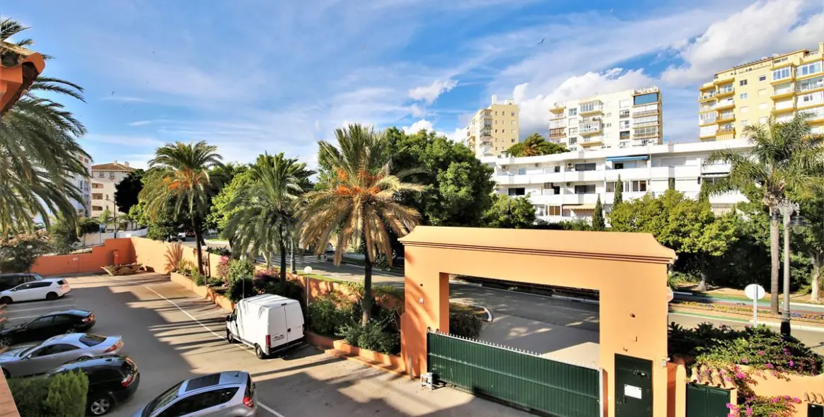 Short-term rent of middle floor apartment in Estepona 21