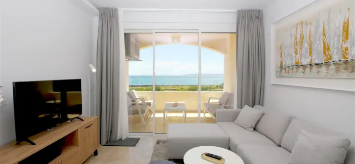 Alquiler a corto plazo de apartamento en planta baja en Estepona 1