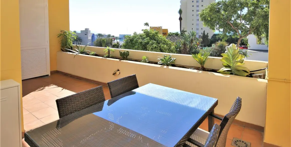 Alquiler a corto plazo de apartamento en planta baja en Estepona 2