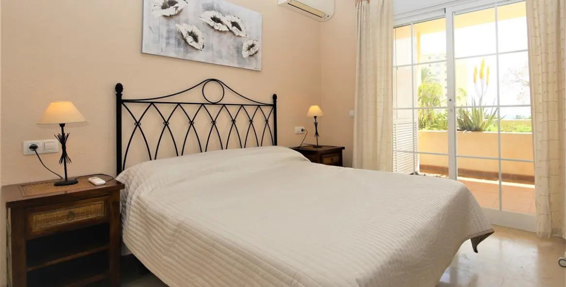 Alquiler a corto plazo de apartamento en planta baja en Estepona 4