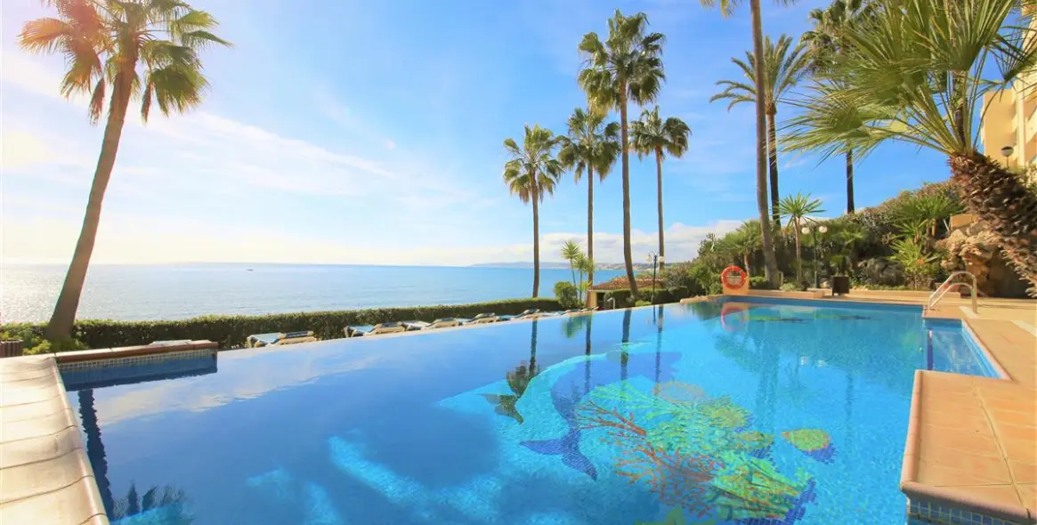 Short-term rent of middle floor apartment in Estepona 1