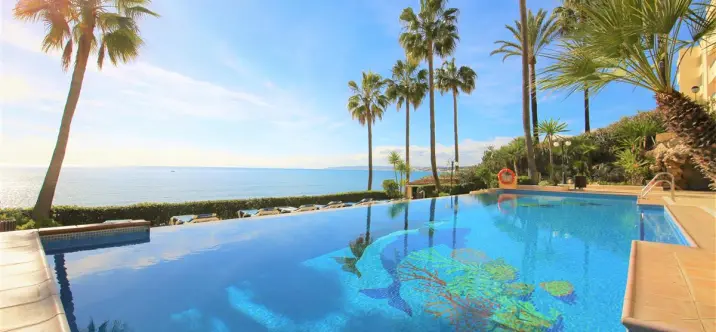 Alquiler a corto plazo de apartamento en planta media en Estepona 0