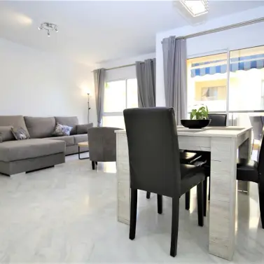 Alquiler a corto plazo de apartamento en planta media en Estepona