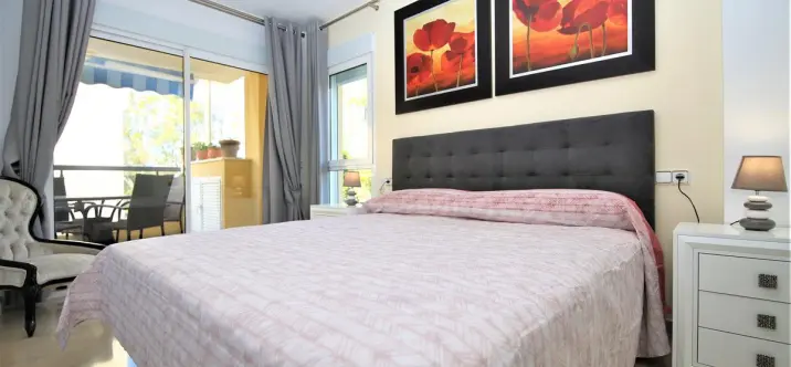 Alquiler a corto plazo de apartamento en planta media en Estepona 2