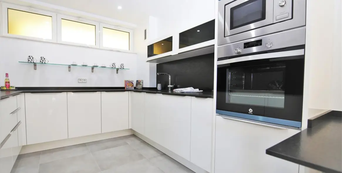 Short-term rent of middle floor apartment in Estepona 5