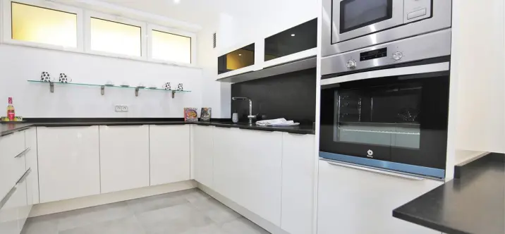 Alquiler a corto plazo de apartamento en planta media en Estepona 4