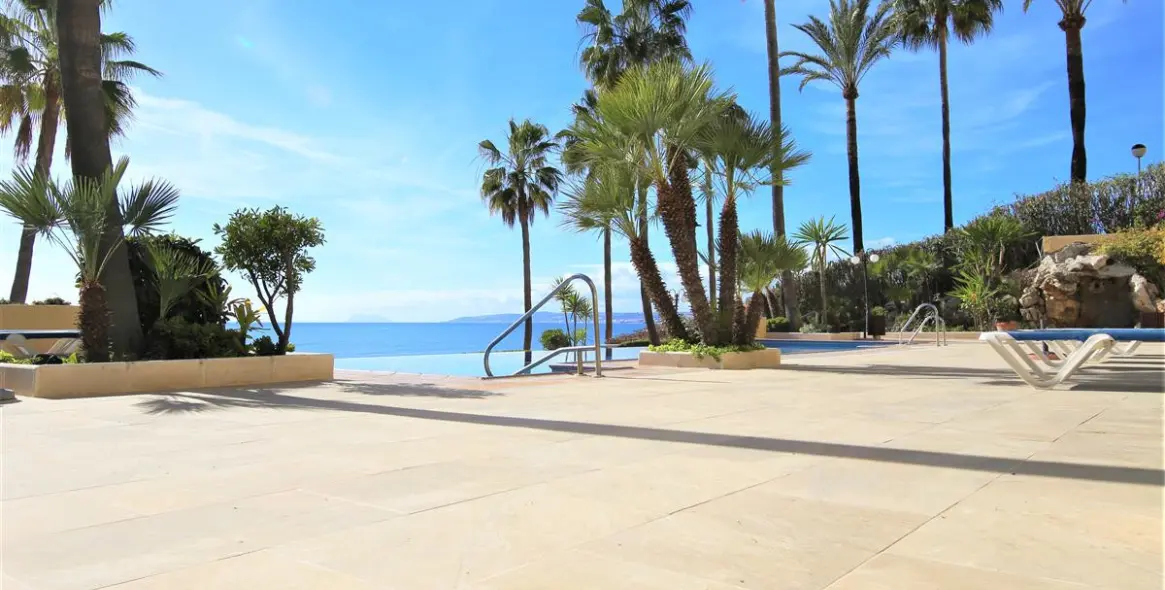 Short-term rent of middle floor apartment in Estepona 16